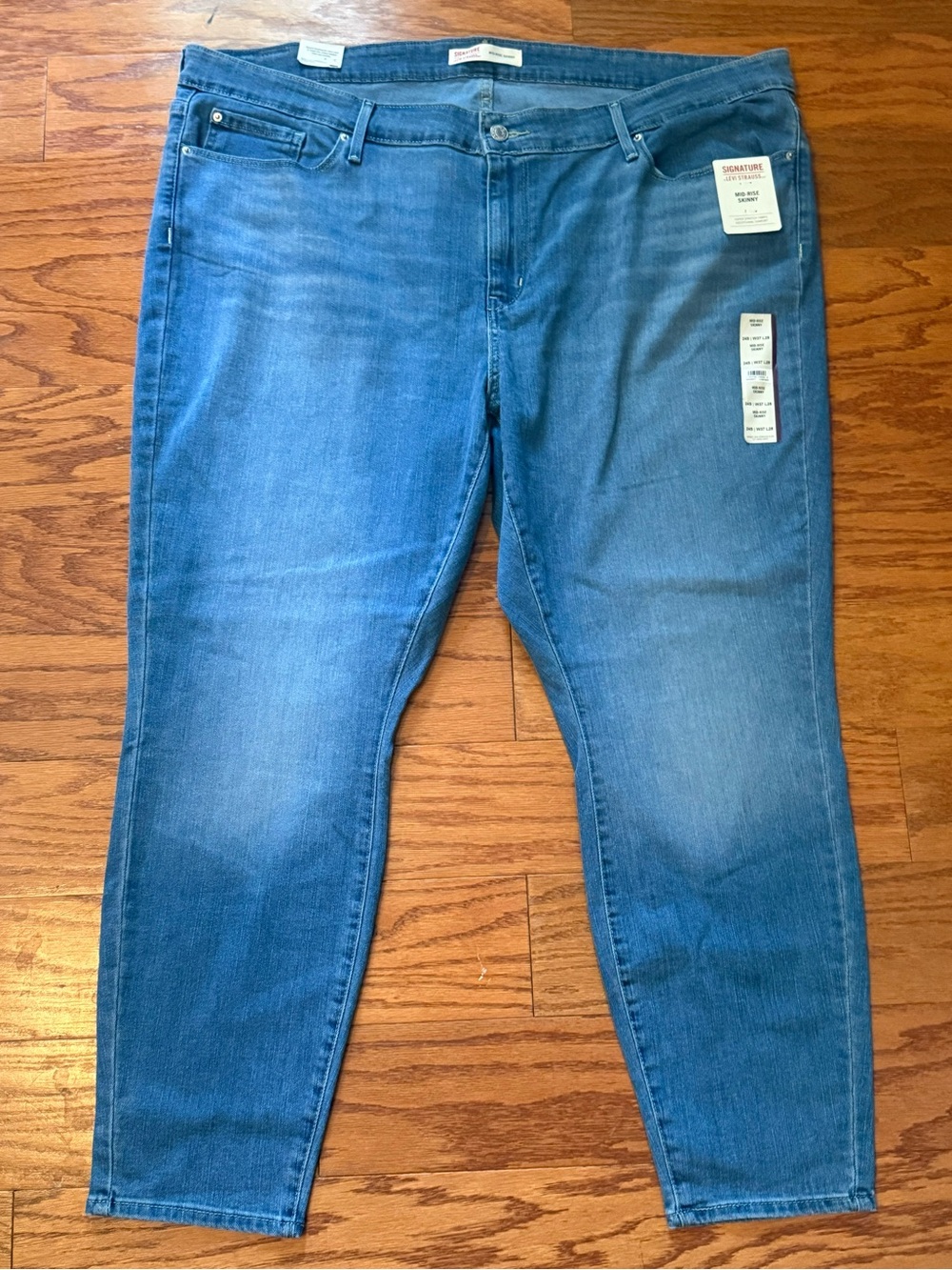 Signature Levi Strauss Women Jeans Size 24S Light Wash Denim Mid Rise Skinny NWT